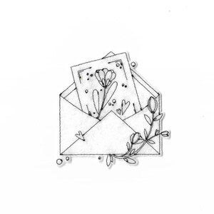 Op de afbeelding: Zwart-witte lijntekening van een open envelop met een kaart erin. De kaart toont een bloemenillustratie en kleine stippen. Een bloemige tak met bladeren en knoppen versiert de envelop.