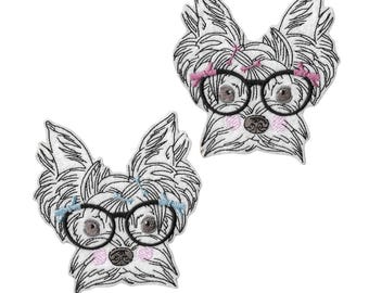Parche termoadhesivo con un elegante perro Yorkshire Terrier humanizado: gafas con lazos brillantes, parche bordado, personalización textil.