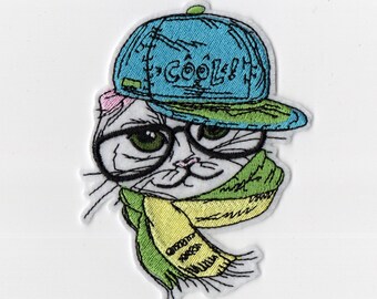 Ecusson patch thermocollant chat avec sa casquette, ses lunettes et son écharpe.