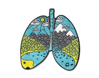 Strykmärke - Lungs Nature - Broderat märke - Berg, Skog, Flod - Utomhusmärke - 9,6 x 10,2 cm