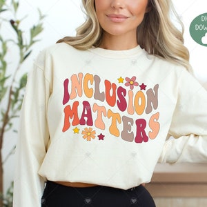 Puede incluir: Una descarga digital de un diseño gráfico con el texto "Inclusion Matters" en un estilo retro con letras y flores coloridas. El diseño es perfecto para crear camisetas, tazas, bolsas de mano y otros productos.