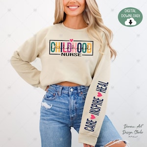 以下が含まれることがあります： レインボーカラーのカラフルなフォントで「Childhood Nurse」と書かれたベージュのトレーナー。左袖にはピンクのハートマークとともに「Care Inspire Heal」の文字が書かれている。