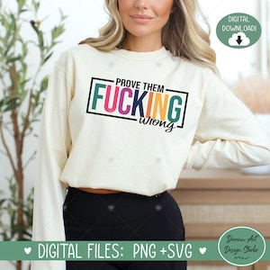 Puede incluir: Sudadera color crema con el texto "PROVE THEM FUCKING WRONG" en un recuadro negro. La palabra "FUCKING" está en letras coloridas. La imagen también incluye el texto "¡DESCARGA DIGITAL!" y "ARCHIVOS DIGITALES: PNG + SVG".