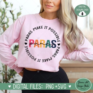Könnte beinhalten: Ein rosa Sweatshirt mit einer regenbogenfarbenen Grafik, auf der in einem Kreis "Paras Make It Possible" steht. Die Grafik enthält auch zwei Herzen.