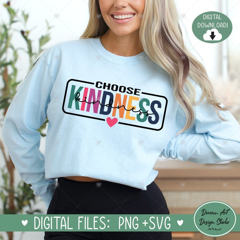 Op de afbeelding: Een lichtblauw sweatshirt met de tekst "CHOOSE KINDNESS" in een kleurrijk regenboogontwerp. De tekst bevindt zich in een zwarte rechthoek met een klein rood hart eronder. De tekst "DIGITAL FILES: PNG + SVG" bevindt zich onderaan de afbeelding.