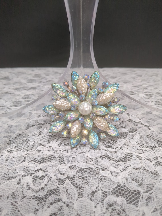 Beautiful vintage Cathe Brooch with opalescent and