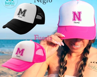 Ivalú | Gorra Trucker con Nombre Personalizado | Gorra con letra Inicial | Gorra tipo camionero de malla | Gorra de Moda | Verano