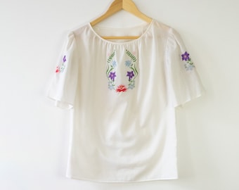 Vintage Simple Folk Embroidered Flower Blouse / T-shirt