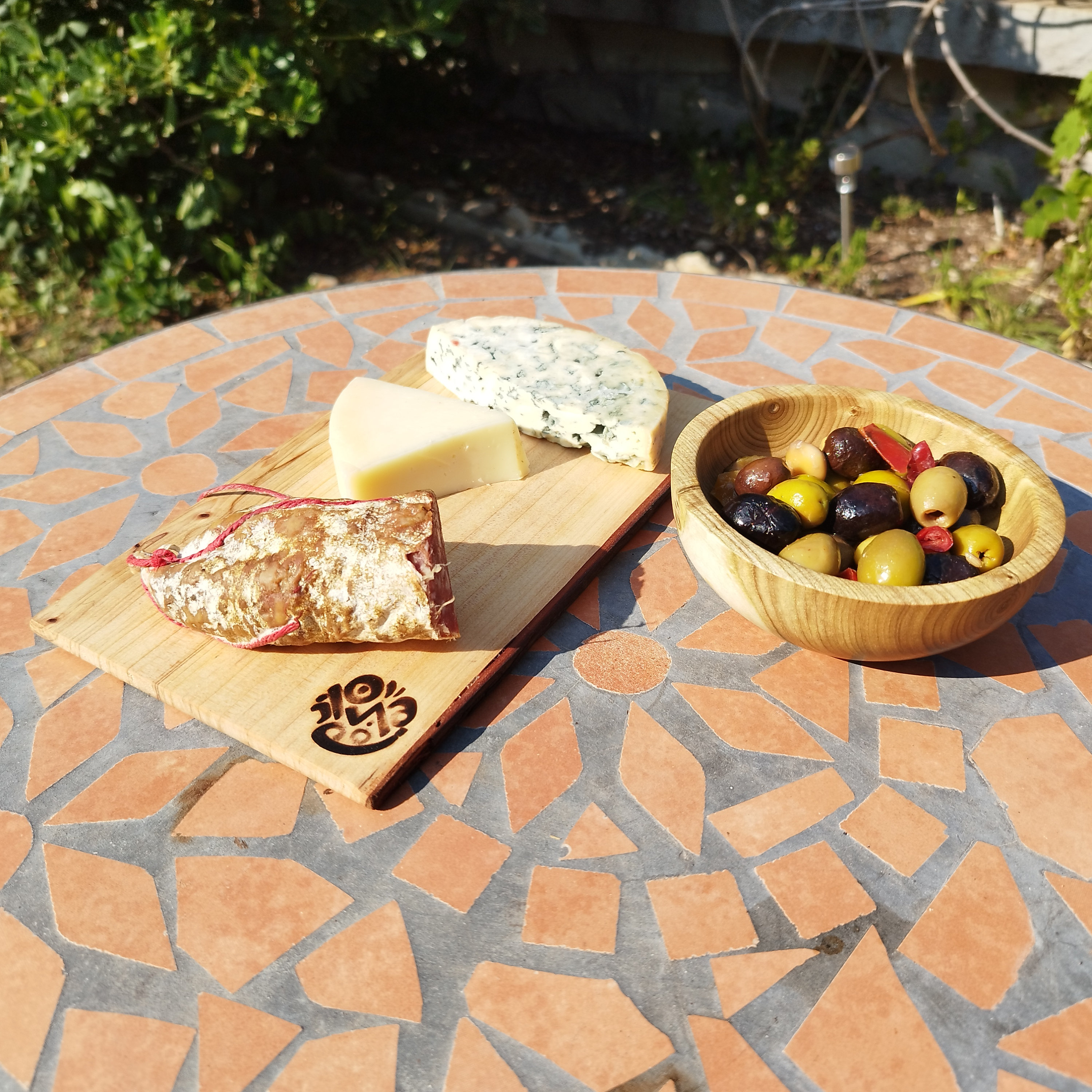 Aperitif set planchette and handmade wooden bowl