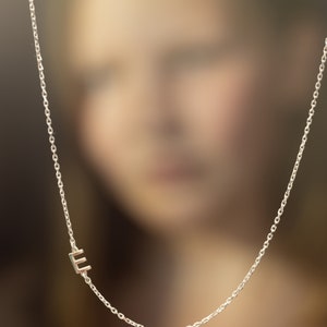 Meghan Markle, colar com inicial em ouro 14k, presente personalizado, colar com inicial lateral, colar com letras, prata esterlina, presente de Natal,