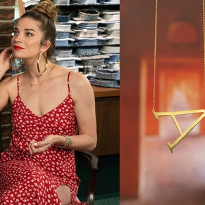 Colar com inicial grande Alexis Rose, colar grande com letras douradas, colar Alexis com estrela de Schitt's Creek, colar com inicial lateral prateada