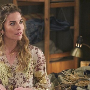 Colar Alexis, presente de Natal, colar grande com letras douradas, estrela de Schitt's Creek Colar Alexis, colar com inicial lateral prateada, presente para ela