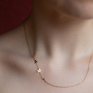 Colar com inicial lateral, presente personalizado, colar com inicial dourada, letra minúscula, presentes de Natal, colar com nome, colar minimalista, lateral