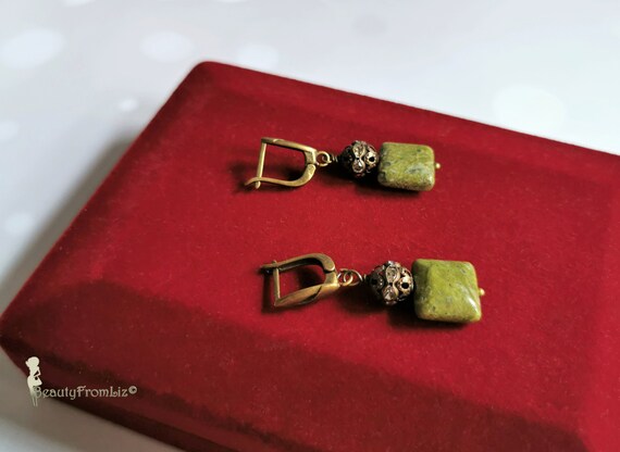 Boucles D'oreilles Pendantes En Perles D'Unakite Verte Et Bronze Tibétain - Neuf Avec étiquettes, Marque ThurColas