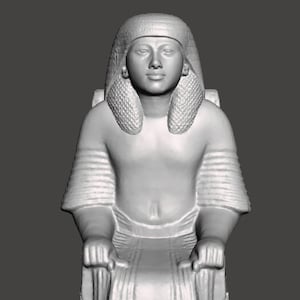 Könnte beinhalten: Eine weiße Steinskulptur einer sitzenden Figur, die einen traditionellen ägyptischen Kopfschmuck trägt. Die Figur hat einen ruhigen Ausdruck und trägt eine lange, gefaltete Robe.