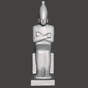 Peut inclure: Une statue blanche d'une figure assise portant une haute coiffe pointue. La figure a les bras croisés sur la poitrine.