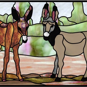 Puede incluir: Dos burros marrones y grises de pie en un campo con un fondo de vidrieras verdes y rosas. El burro de la izquierda es marrón con la nariz rosa y el burro de la derecha es gris con una crin negra.