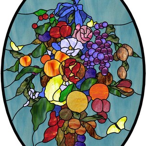 Op de afbeelding: Een gebrandschilderd raam met een kleurrijke opstelling van fruit, bloemen en druiven. Het ontwerp is geplaatst tegen een lichtblauwe achtergrond en toont een verscheidenheid aan kleuren, waaronder rood, oranje, geel, groen, paars en bruin.