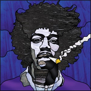 Könnte beinhalten: Ein Bleiglasporträt einer Person mit langen, schwarzen Haaren, die ein lila Hemd trägt und eine Zigarette hält. Der Hintergrund ist ein blauer und violetter Farbverlauf.