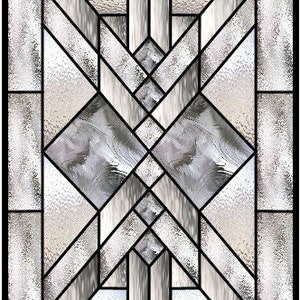 Puede incluir: Un diseño de ventana de vitral con un patrón geométrico de líneas y cuadrados que se cruzan. El vidrio es de color gris claro con un brillo sutil.