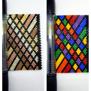 Op de afbeelding: Twee kralenarmbanden met geometrische patronen. De eerste armband heeft een zwart, goud en bruin patroon. De tweede armband heeft een kleurrijk patroon met rode, oranje, gele, groene, blauwe, paarse en zwarte kralen.