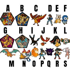 Può includere: Una collezione di toppe ricamate colorate con vari personaggi e disegni di Pokémon. Ogni toppa ha una forma unica e mostra opere d'arte dettagliate di personaggi popolari del franchise. Le toppe sono etichettate con le lettere dalla A alla S.