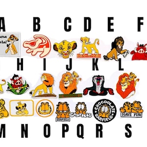 Peut inclure: Une collection d'écussons brodés représentant des personnages du Roi Lion et de Garfield. Les écussons incluent Simba, Mufasa, Pumbaa, Timon, Rafiki et Garfield, avec des textes comme Hakuna Matata, Garfield et Have Fun, étiquetés de A à S.