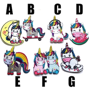 Può includere: Dieci toppe termoadesive colorate con unicorni in varie pose. Gli unicorni indossano accessori come cuffie, skateboard e anguria. Le toppe sono etichettate con le lettere da A a G.