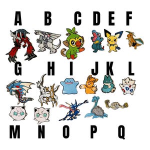 Könnte beinhalten: Eine Sammlung von aufgestickten Aufnähern mit verschiedenen Pokémon-Charakteren, jeweils mit einzigartigen Designs und Farben. Die Aufnäher zeigen Charaktere wie Pikachu und Charizard, mit den Buchstaben A bis Q über jedem Aufnäher.