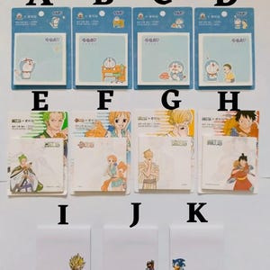 Op de afbeelding: Een verzameling kleurrijke zelfklevende notitieblokken met stripfiguren. De blokken bevatten ontwerpen met Doraemon, One Piece, Dragon Ball Z, Super Mario en Sonic the Hedgehog. Elk blok heeft een andere illustratie en is verpakt op een blauwe achtergrond.