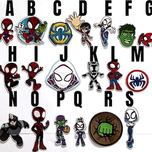 Op de afbeelding: Een verzameling geborduurde patches met verschillende Spider-Man-personages en gerelateerde ontwerpen. De patches tonen levendige kleuren en gedetailleerde kunstwerken, waaronder Spider-Man, Spider-Gwen en de Hulk. De patches zijn ideaal voor het aanpassen van kleding of accessoires.