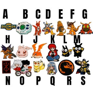Peut inclure: Une collection de patchs brodés colorés représentant divers personnages d'anime et de jeux vidéo, dont Digimon et Mortal Kombat. Chaque patch présente un design unique, avec des couleurs vives et des images détaillées. Les patchs sont disposés en rangées avec des lettres au-dessus.