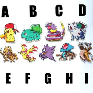 Op de afbeelding: Negen geborduurde strijkpatches met verschillende Pokémon-personages, waaronder Pikachu, Bulbasaur en Gengar. De patches zijn kleurrijk en gedetailleerd, met een verscheidenheid aan kleuren en ontwerpen.