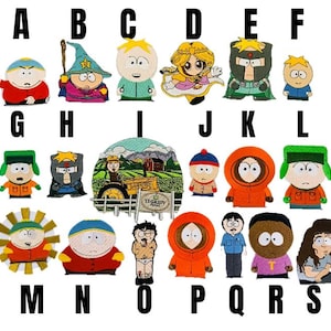 Può includere: Una collezione di toppe ricamate raffiguranti vari personaggi e scene di South Park, etichettate con le lettere dalla A alla S. Le toppe mostrano figure con abiti colorati, inclusa una scena con un trattore e un cartello Tegridy Farms.