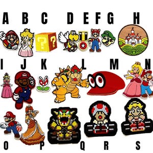 Könnte beinhalten: Eine Sammlung von gestickten Stoffaufnähern mit verschiedenen Charakteren und Symbolen aus der Super Mario-Videospielserie, beschriftet mit den Buchstaben A bis S. Die Motive zeigen Mario, Prinzessin Peach, Bowser, einen Fragezeichenblock und pixelige Karts.