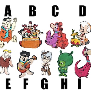 Könnte beinhalten: Neun gestickte Bügelbilder mit Figuren aus der Zeichentrickserie Die Feuerstein Familie. Die Patches sind bunt und zeigen Figuren wie Fred Feuerstein, Barney Geröllheimer, Wilma Feuerstein und Pebbles Feuerstein.