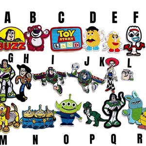 Op de afbeelding: Een verzameling geborduurde patches met diverse Toy Story-personages en logo's, gelabeld van A tot R. De patches bevatten Buzz Lightyear, Woody, Jessie, Rex, de Aliens, Mr. en Mrs. Potato Head, Forky, Lotso en het Toy Story Land-logo.