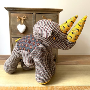 Peluche de rinoceronte tejido a mano – Detalles africanos Shweshwe