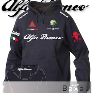 Puede incluir: Una sudadera con capucha azul oscuro con marca y logotipos Alfa Romeo blancos. La sudadera tiene un gran logotipo Alfa Romeo blanco en la parte delantera y logotipos más pequeños en las mangas. Los logotipos incluyen el logotipo de Alfa Romeo, las palabras "Alfa Romeo", "Selènia", "Michelin", "Alfissimo GTA" y "Corse Sportive".