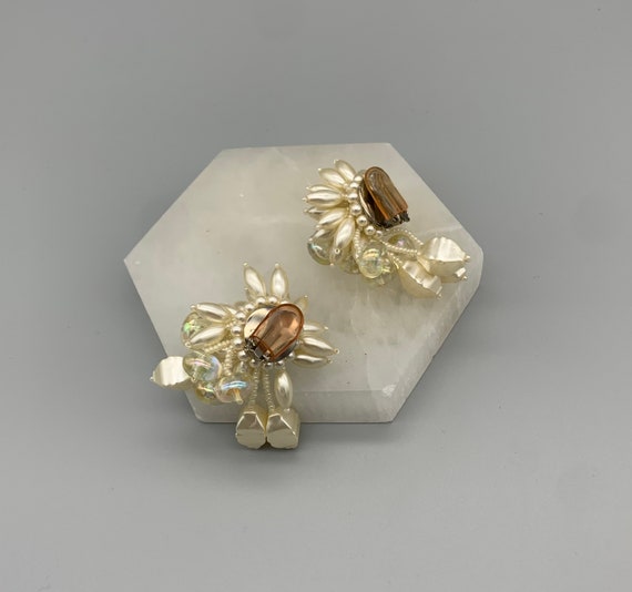Vintage White Pearlescent Clip-on Earrings - image 3