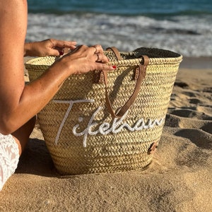 Großer Strandkorb aus geflochtenem Palmenblatt mit Ledergriffen – anpassbare Palmen-Strandtasche, bestickter Strohkorb