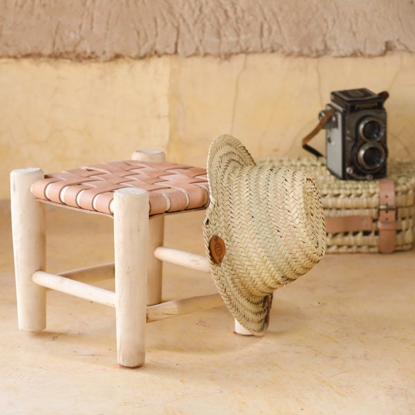 Petit tabouret pour enfant en bois clair et cuir naturel, 100% fait main ! Décoration bohème Marocaine