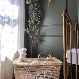 Gepersonaliseerde speelgoedkist – Handgemaakte rieten opbergdoos – Kraamcadeau – Opbergruimte voor de babykamer – Gepersonaliseerd aandenken voor de baby afbeelding 4
