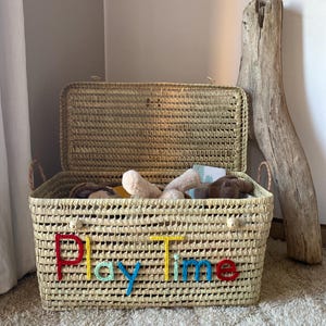 Gepersonaliseerde speelgoedkist – Handgemaakte rieten opbergdoos – Kraamcadeau – Opbergruimte voor de babykamer – Gepersonaliseerd aandenken voor de baby afbeelding 12