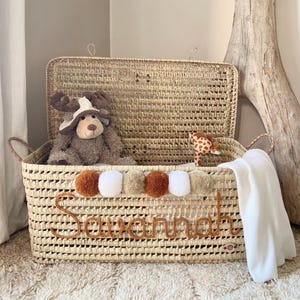 Gepersonaliseerde speelgoedkist – Handgemaakte rieten opbergdoos – Kraamcadeau – Opbergruimte voor de babykamer – Gepersonaliseerd aandenken voor de baby afbeelding 7