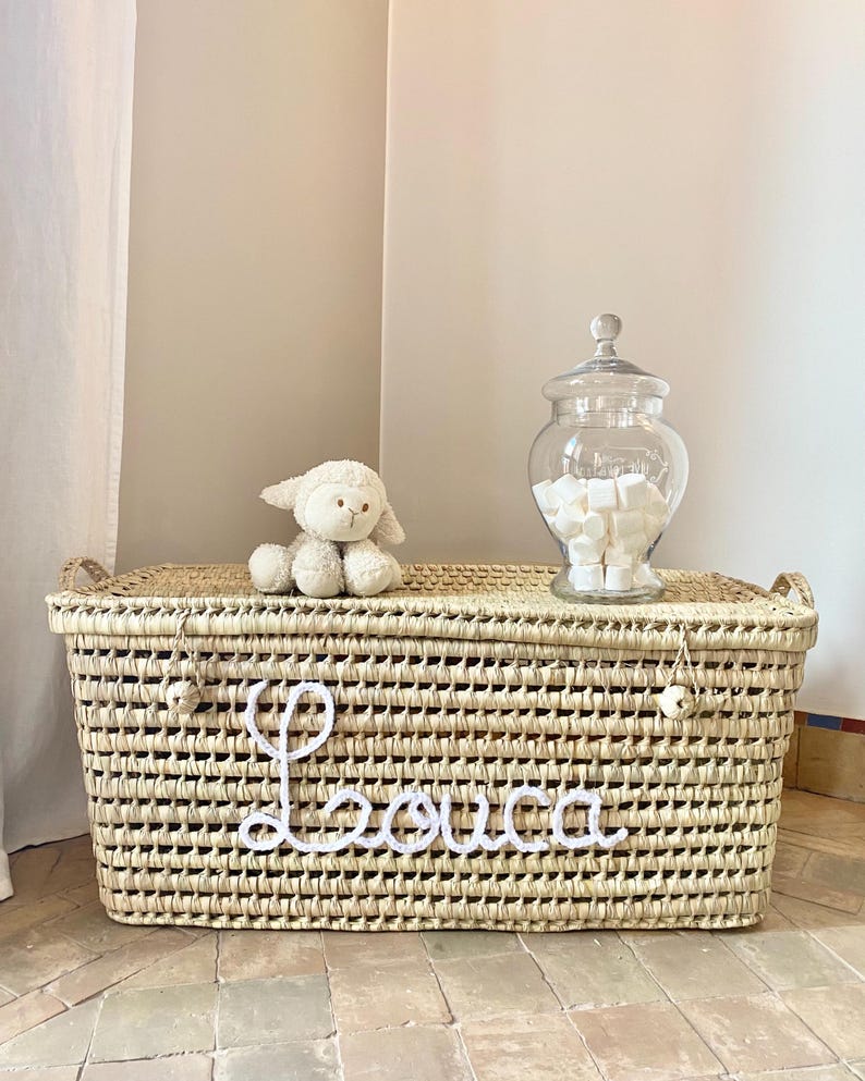 Gepersonaliseerde speelgoedkist – Handgemaakte rieten opbergdoos – Kraamcadeau – Opbergruimte voor de babykamer – Gepersonaliseerd aandenken voor de baby afbeelding 1