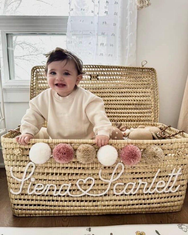 Gepersonaliseerde speelgoedkist – Handgemaakte rieten opbergdoos – Kraamcadeau – Opbergruimte voor de babykamer – Gepersonaliseerd aandenken voor de baby afbeelding 8