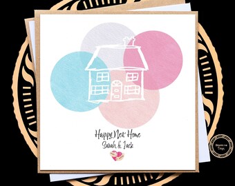 Puede incluir: Tarjeta de felicitación cuadrada con una ilustración de casa dibujada a mano en blanco, sobre círculos de acuarela azules, rosas y morados. El texto "Happy New Home Sarah & Jack" está escrito debajo, con un pequeño corazón.