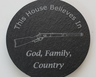 Posavasos de pizarra. «Este hogar cree en Dios, la familia y la patria». Grabado a láser.