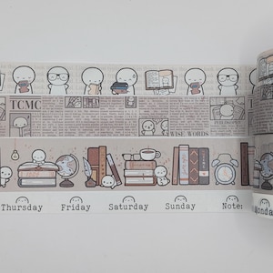 Peut inclure: Un ruban adhésif décoratif avec un fond brun clair présentant un motif répétitif de personnages de dessins animés mignons lisant des livres, des piles de livres, un globe terrestre, une plume d'oie, une tasse de café et un réveil. Le ruban comprend également les mots "Jeudi", "Vendredi", "Samedi", "Dimanche", "Note" et "TCMC".